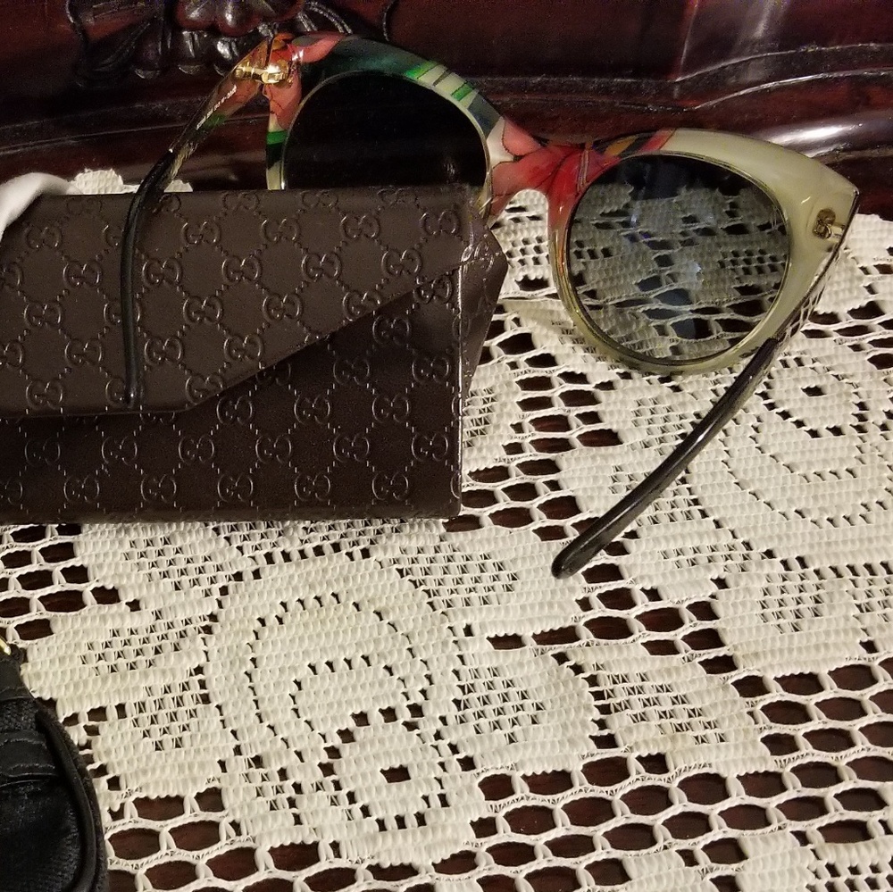 💥(SOLD)💥 GUCCI SHADES - Picture 5 of 5